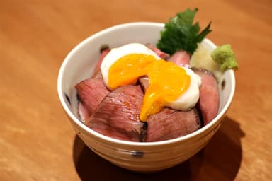 シャリdeローストビーフ丼 温泉たまごのせ