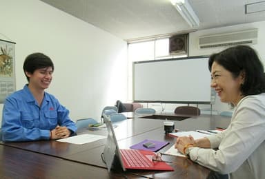 メンタリング風景(当社社員と外部コンサルタントの松下 香織氏)