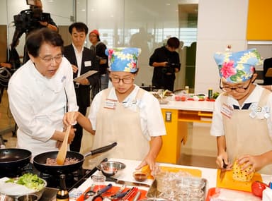 調理審査の模様（味の素グループうま味体験館にて）:特別審査員・片岡 護さん