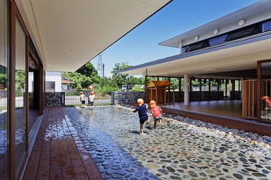 雨で遊ぶことのできる水溜まり場