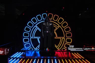 展示写真_ダース・ベイダー_(C) & TM 2019 Lucasfilm Ltd.