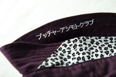 裏には“ブッチャーアシモトクラブ”の刺繍入り／360度どの角度でも被れツバを折り刺繍を見せたり、 ホールのデザインを前にしたり後ろにしたり自由自在