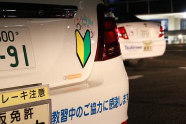 夜間での車両貼り付け写真