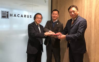 中央：株式会社ハカルス　代表取締役CEO　藤原 健真様　右：コンガテックジャパン株式会社　Country Manager　田中 康之様　左：当社 代表取締役社長　矢吹 尚秀