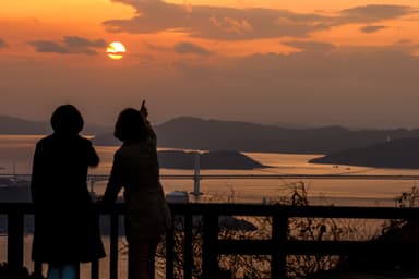 瀬戸大橋に夕日が沈む、息をのむ瞬間