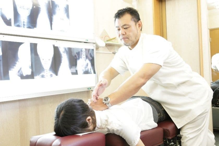 新型コロナで外出できない方に画期的遠隔治療!
LINE動画通話による“無料整体セルフ治療”を、
芸能界御用達の「かずなRC治療院」が開始!