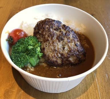 お子様向けの特製ハンバーグカレー弁当