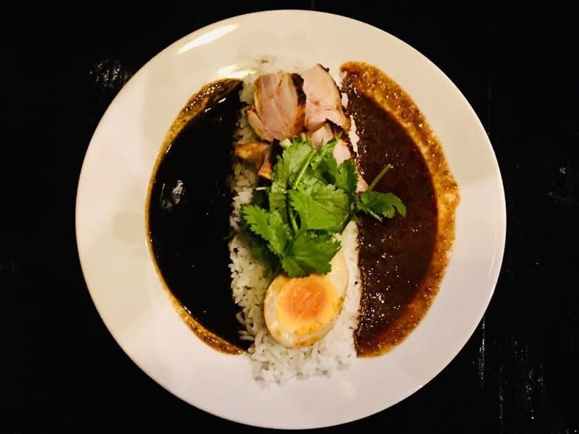 カレー激戦区に新たな風！
TOKYO SPICE CURRY 赤と黒 が下北沢にオープン！