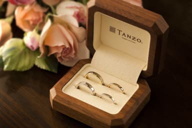 参考写真(手前2本が入籍指輪、奥2本が結婚指輪)