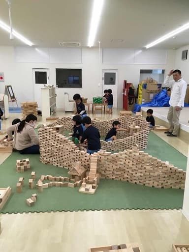 大量の積み木で遊ぶ園児