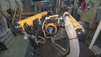 2種類の捕獲装置を装備した無人潜水艇「ROV」