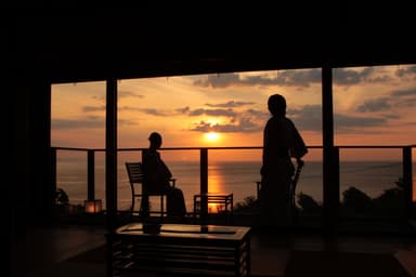 (炭平旅館の施設)目前には夕日が絶景が広がる