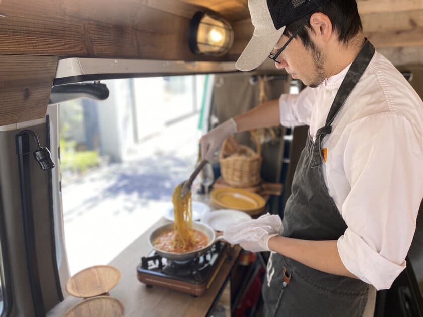 移動レストランがご自宅前まで出張、
プロの料理人がおうちご飯を調理！
“STAY HOME EATS” ご家族食事応援プロジェクト開始