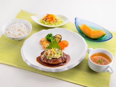 「ケアプラスホテル」昼食一例