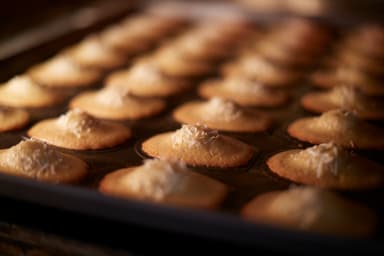 フランス製石窯オーブンでじっくり焼き上げ