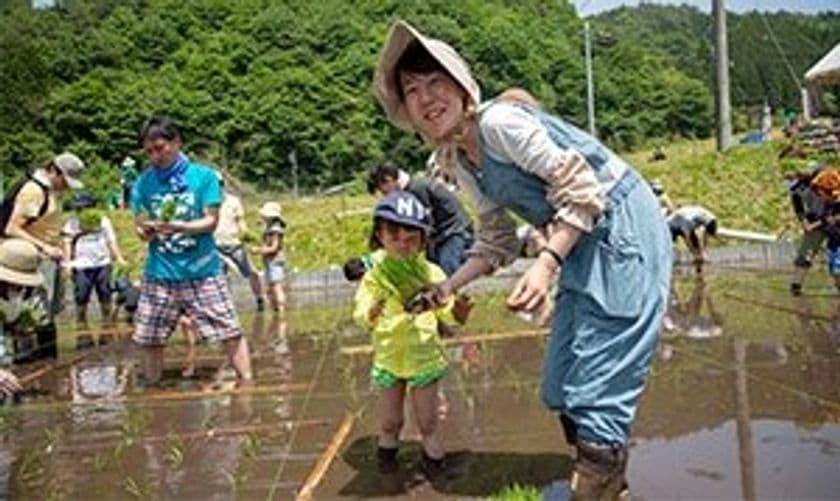 家族で農場の自然を満喫！全国の#おうち時間 へ、
「オーガニック田植え祭」をライブ配信！