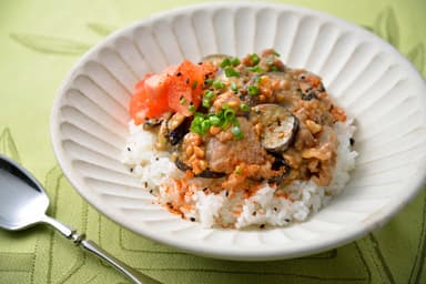 茄子と豚肉のコクうまピリ辛丼