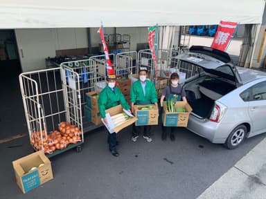 青果物を熟知した市場のスタッフがお出迎え