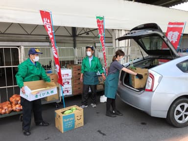 スタッフが車のトランクに積み込みます