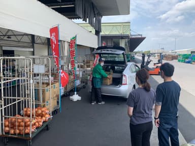 市場の広大なスペースで楽々お買い物