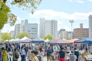 「湊川公園手しごと市」会場の様子