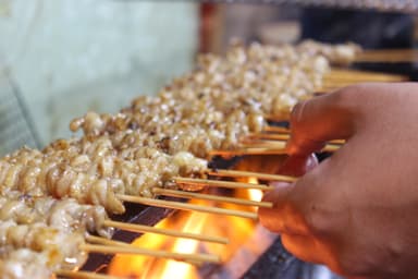 カリカリに焼き上げた鶏皮串