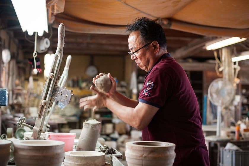 研究・開発部門の充実を目的に有限会社藤総製陶所と
田村駒株式会社が萬古焼陶磁器販売で業務提携