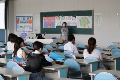 学科紹介でも前後左右を空けて着席