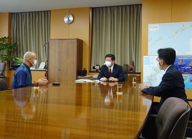 衛藤晟一沖縄担当大臣と宮崎政久法務大臣政務官へご報告