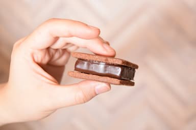 サンドのチョコレートは生チョコレートの食感