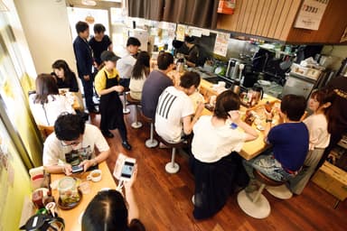 明るい店内では、お一人様でも気軽にアツアツのオムライスをお楽しみ頂けます