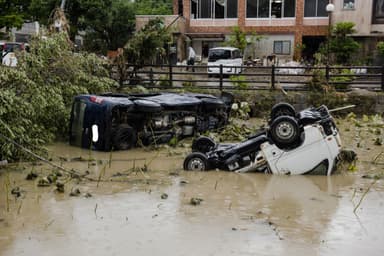 水没車であふれる被災地