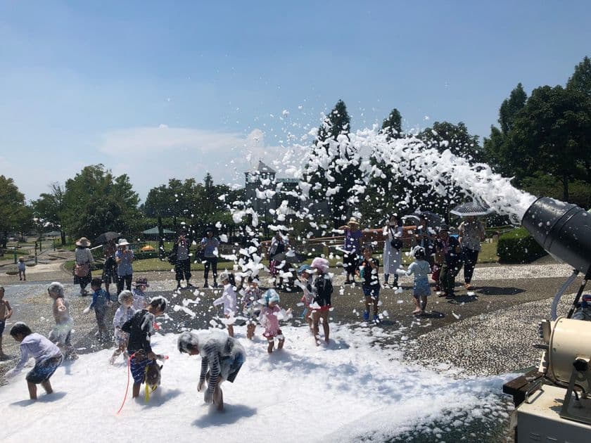 ぐんまフラワーパーク、水や泡で盛り上がる夏の限定イベント
「トロピカルウォーターガーデン」開催！
8月15日は“疫病退散祈願”手持ち花火大会も開催予定