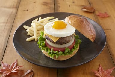 ブランド卵“さがみっこ”の「極上 鎌倉お月見ハンバーガー」ポテト＆ドリンク付き1&#44;400円(税別)