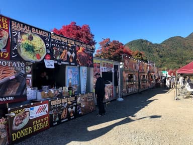 飲食店や特産品などで賑わう