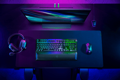 左から：Razer BlackShark V2 Pro、Razer BlackWidow V3 Pro、Razer DeathAdder V2 Pro