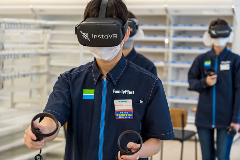 ファミリーマート×InstaVR　
VRプラットフォームを活用した社員研修プログラムの
実証実験を実施　
1人あたり約60時間の店舗オペレーション習得に要する
教育時間削減を実現