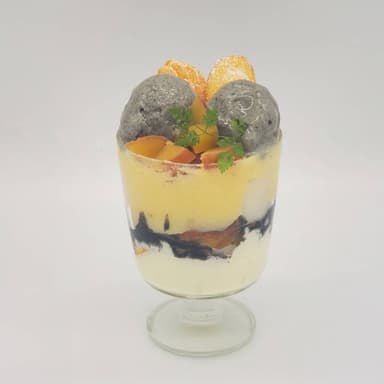 11月カフェメニュー「お芋と黒ごまのパフェ」