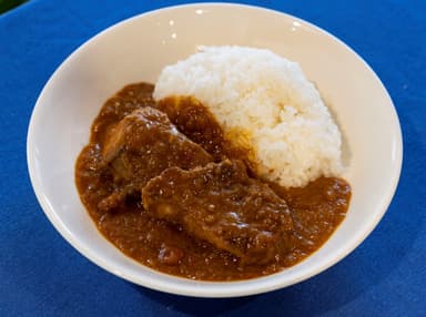 ヤマトポークの骨付きスペアリブのフレンチカレー