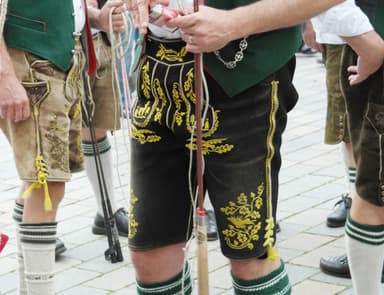 男性の衣装、レーダーホーゼン(Lederhosen)