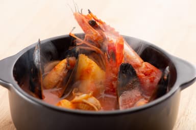 昼の名物商品「薫炎魚介のブイヤベース(350g)」750円(2)