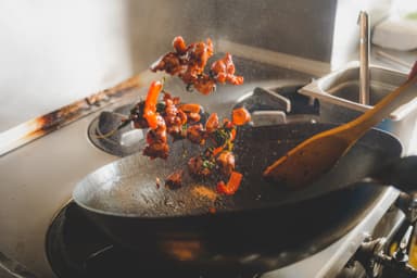 強火で炒めるタイ料理の数々