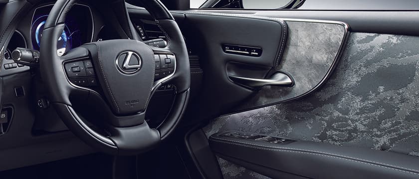 「LEXUS」の新型「LS」に箔一の箔装飾が採用！　
自動車のインテリアに世界初(※1)『プラチナ箔』で装飾。