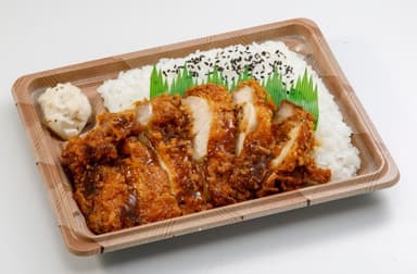 がブリチキン。監修 スパイシーチキン弁当(税込550円)