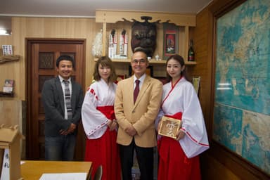 写真左から、映像・編集の金田優氏(宮大工)、神棚ガールのめぐむさん(タレント)、プロデュースの窪寺伸浩氏(神棚マイスター)、神棚ガールのはらぺこうららさん(タレント)