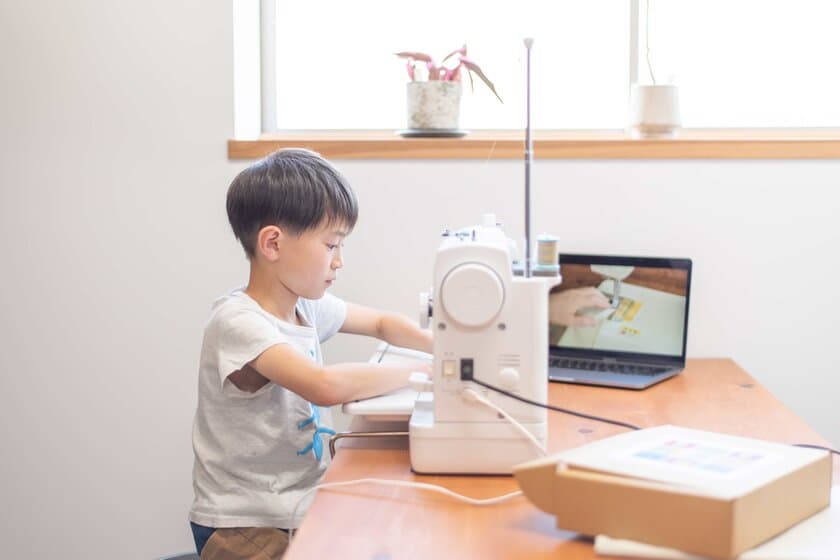 自宅でミシンを学べる子ども用ソーイングレッスンキットを新発売！
月に数回オンラインレッスンも開催