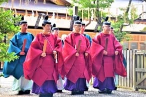 大祭など重要な祭典で神職が着用する装束　正服(せいふく)