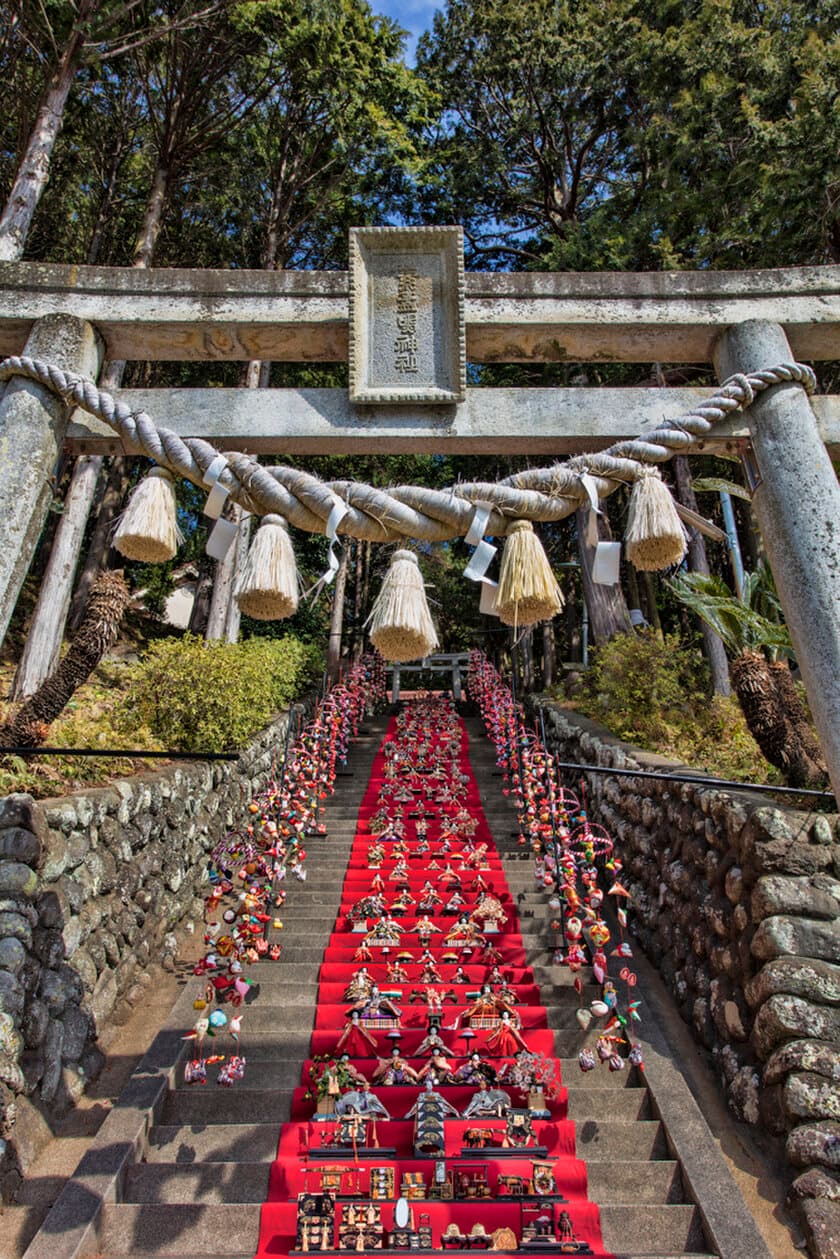 日本一の118段雛飾り！伊豆稲取温泉「素盞鳴(スサノオ)神社」　
ひな祭りに合わせ3並び日付(令和3年3月3日)“御朱印”を
今年は郵送で対応！