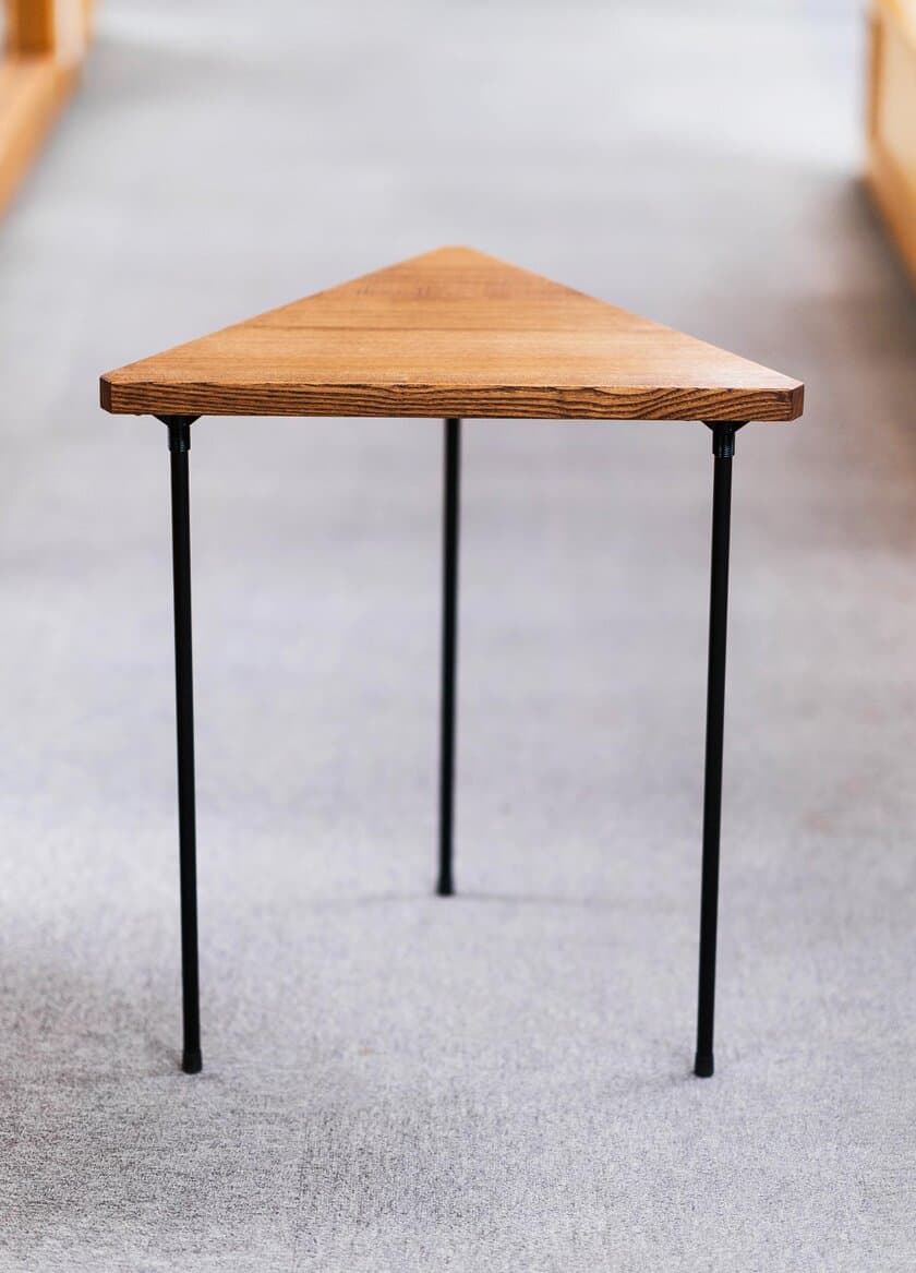 可能性は無限大　“必要”をコーディネートする家具
「WOM -ワム- Multi triangular wood table & stool」を発売