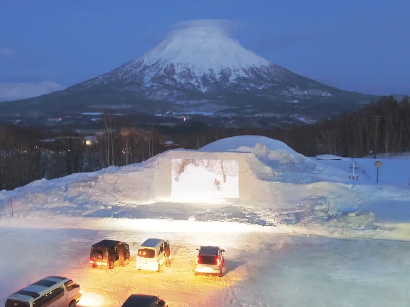 雪の巨大スクリーンのドライブinシネマ上映会をニセコで開催